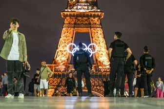 francia auto piomba su tavolini a parigi tre feriti