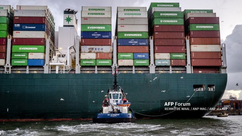 Navire porte-conteneurs dans le canal de Suez