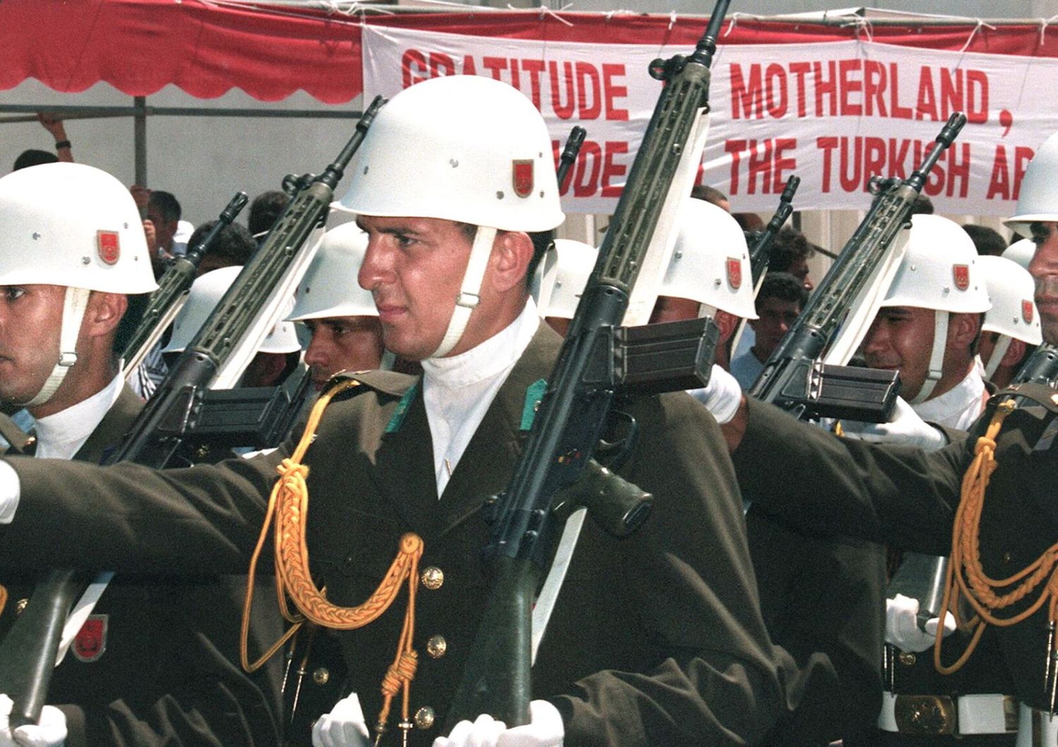 Truppe turche sfilano nella parte occupata di Nicosia nel ventennale dell'intervento