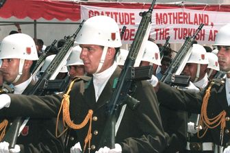 Truppe turche sfilano nella parte occupata di Nicosia nel ventennale dell'intervento