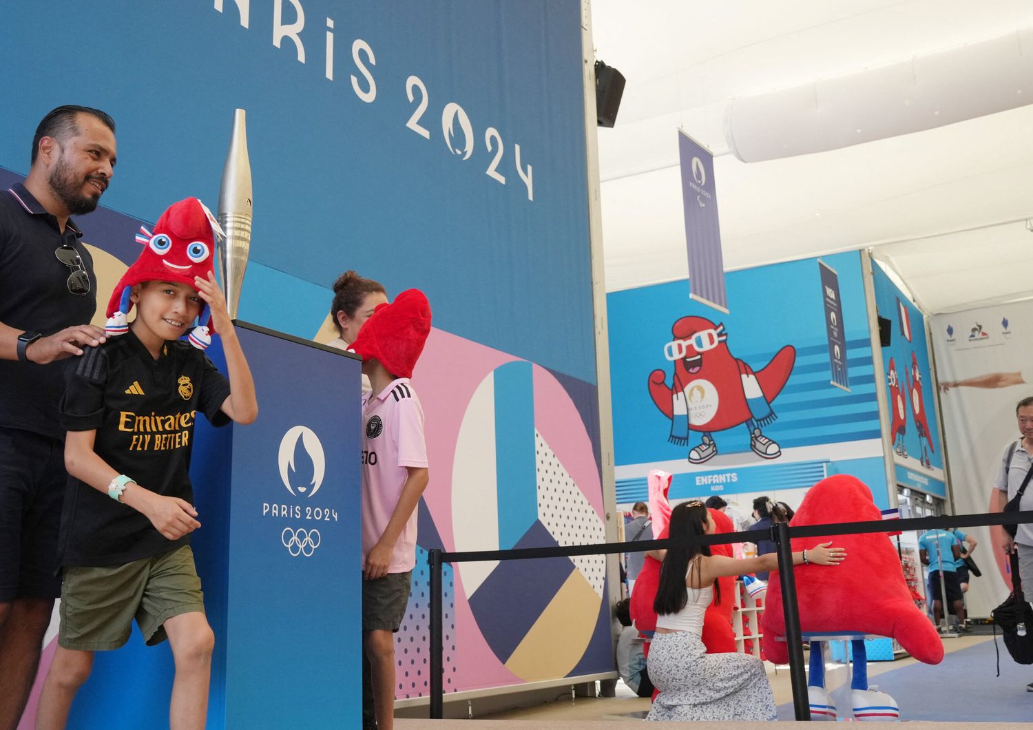 Uno stand dedicato alle Olimpiadi di Parigi