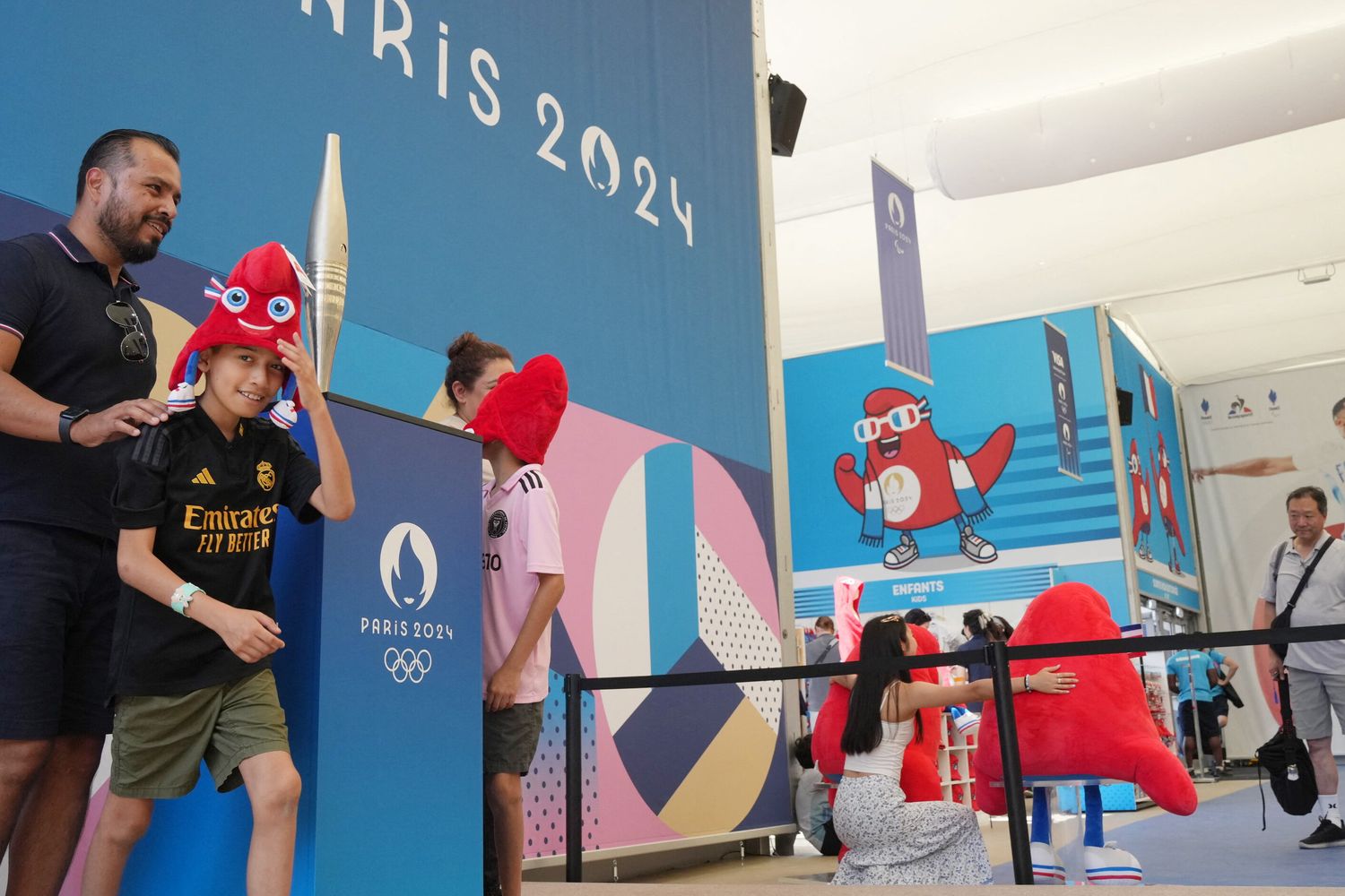 Uno stand dedicato alle Olimpiadi di Parigi