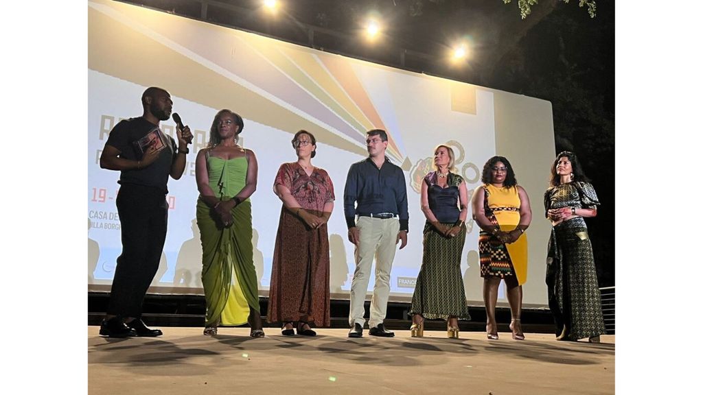 Un des moments de la soirée de remise des prix Italian Black Movie Awards. Au micro le réalisateur Stéphane Hamadou Ahidjo