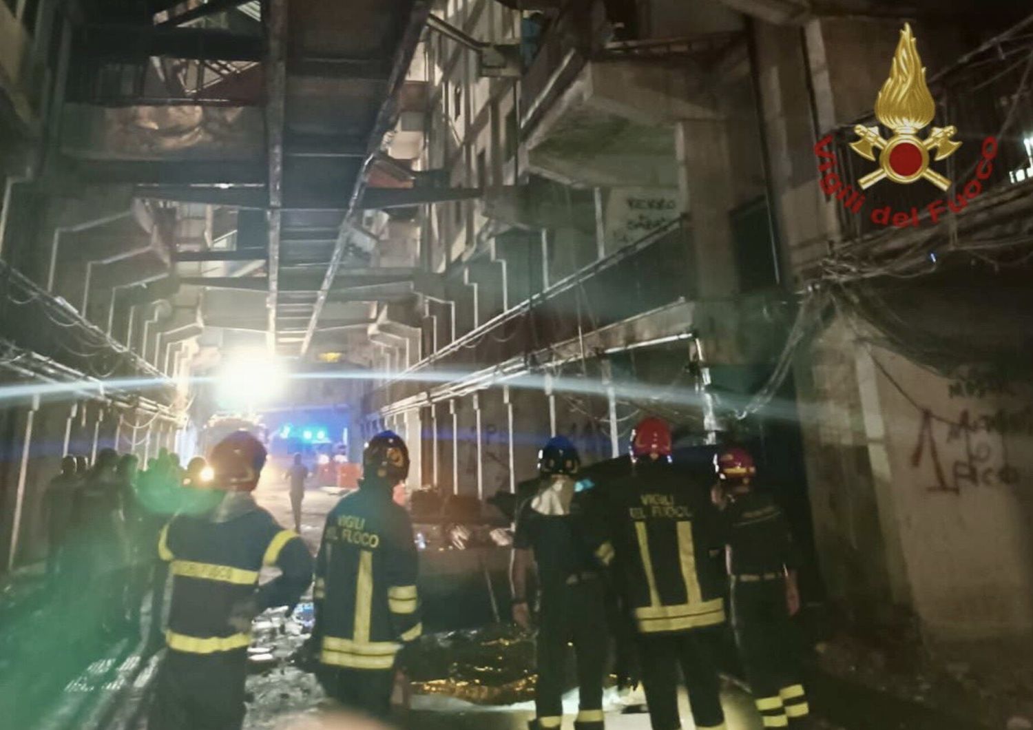 crollo ballatoio scampia morti feriti