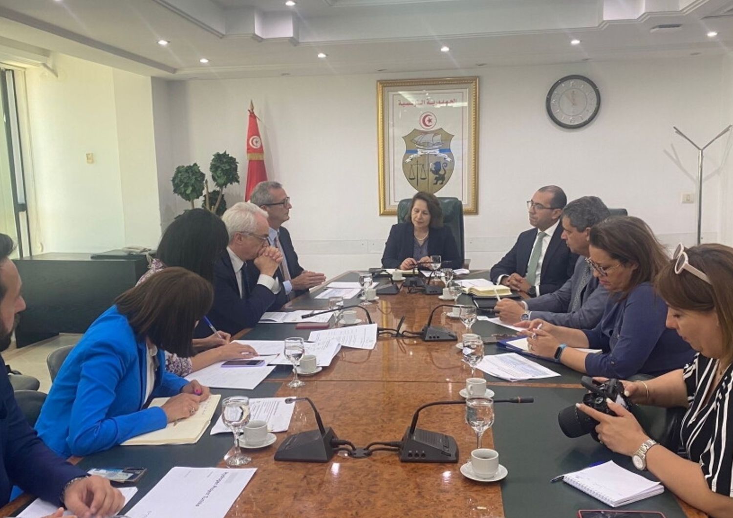 L'ambassadeur italien en Tunisie, Alessandro Prunas, avec les cadres de Eni et Enel Green Power , Tunis  2024