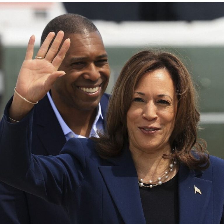 La vicepresidente degli Stati Uniti Kamala Harris saluta prima di salire a bordo dell'Air Force Two in partenza per Milwaukee, Wisconsin