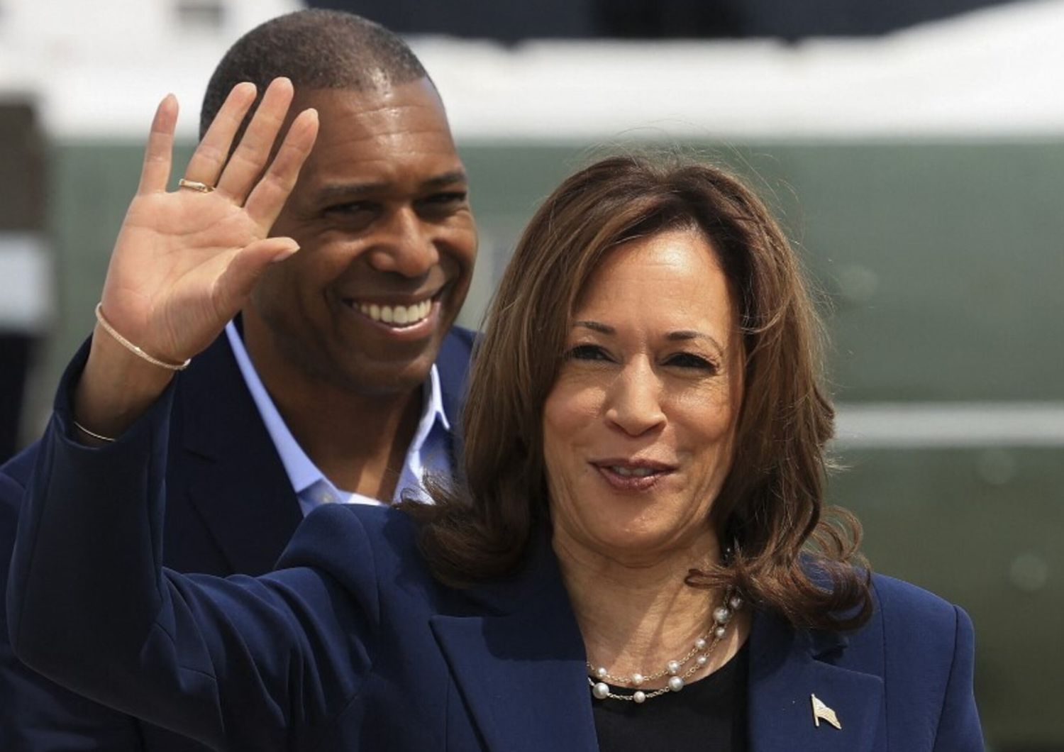 La vicepresidente degli Stati Uniti Kamala Harris saluta prima di salire a bordo dell'Air Force Two in partenza per Milwaukee, Wisconsin