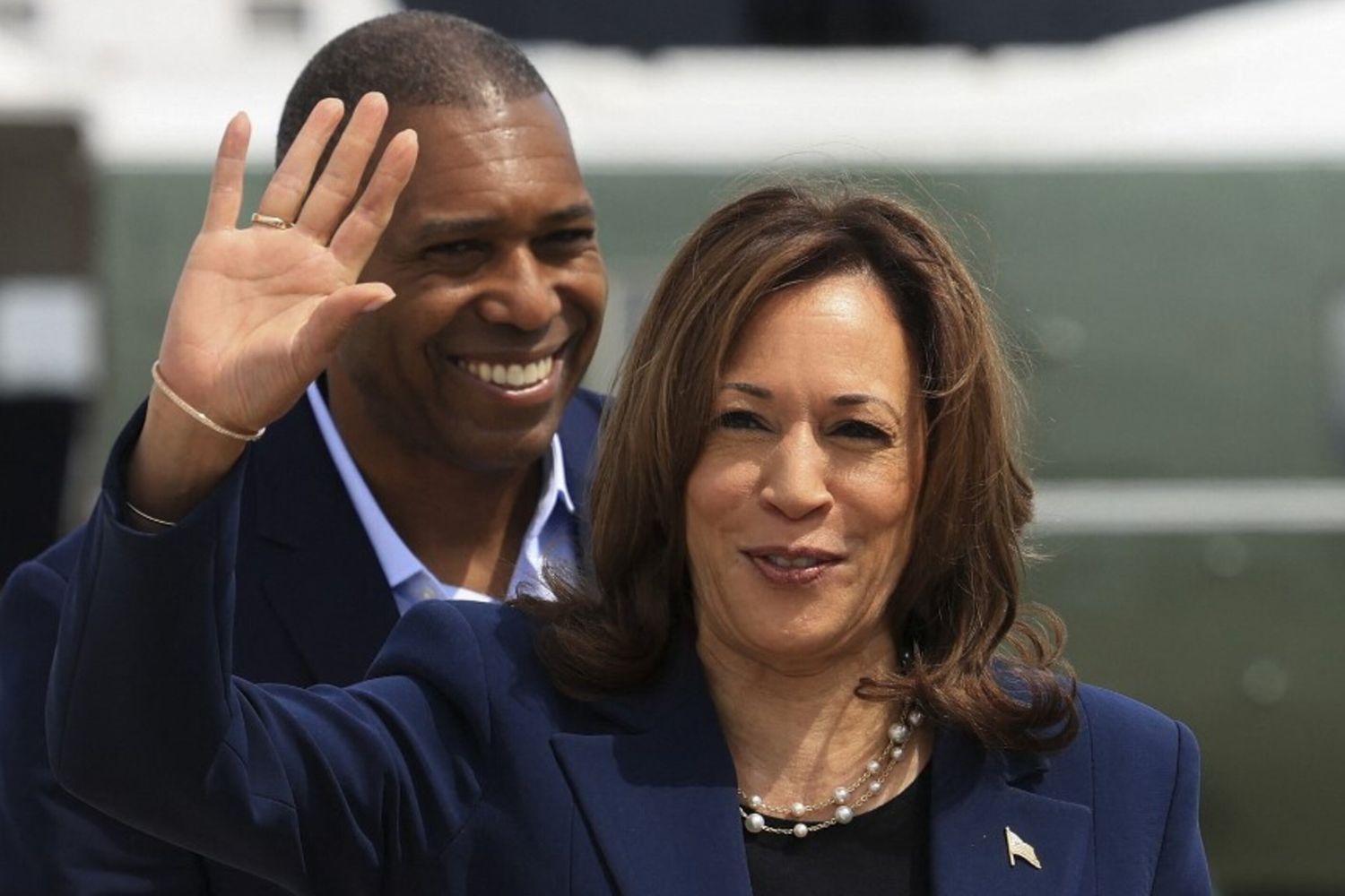 La vicepresidente degli Stati Uniti Kamala Harris saluta prima di salire a bordo dell'Air Force Two in partenza per Milwaukee, Wisconsin