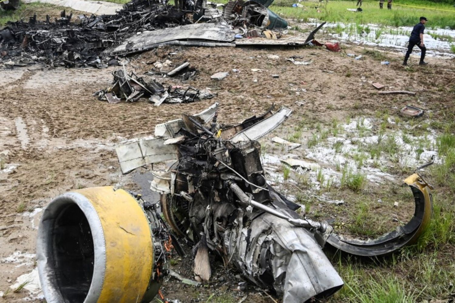 Il luogo dello schianto dell'aereo della Saurya Airlines durante il decollo all'aeroporto internazionale Tribhuvan di Kathmandu il 24 luglio 2024