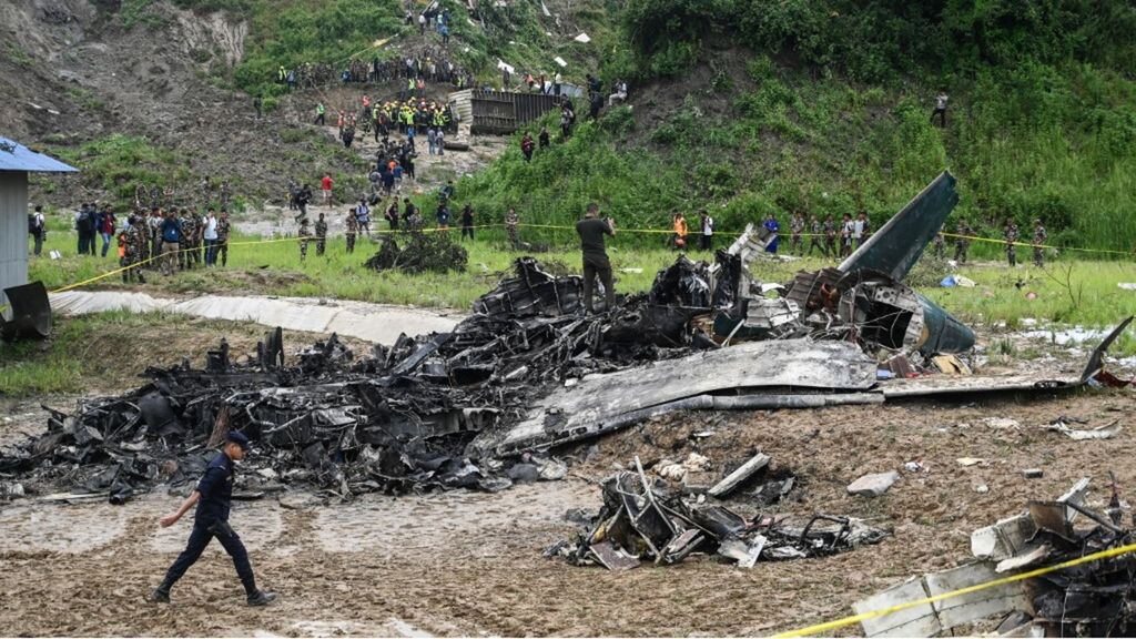 Aereo con 19 persone precipita al decollo a Kathmandu. Solo il pilota è sopravvissuto