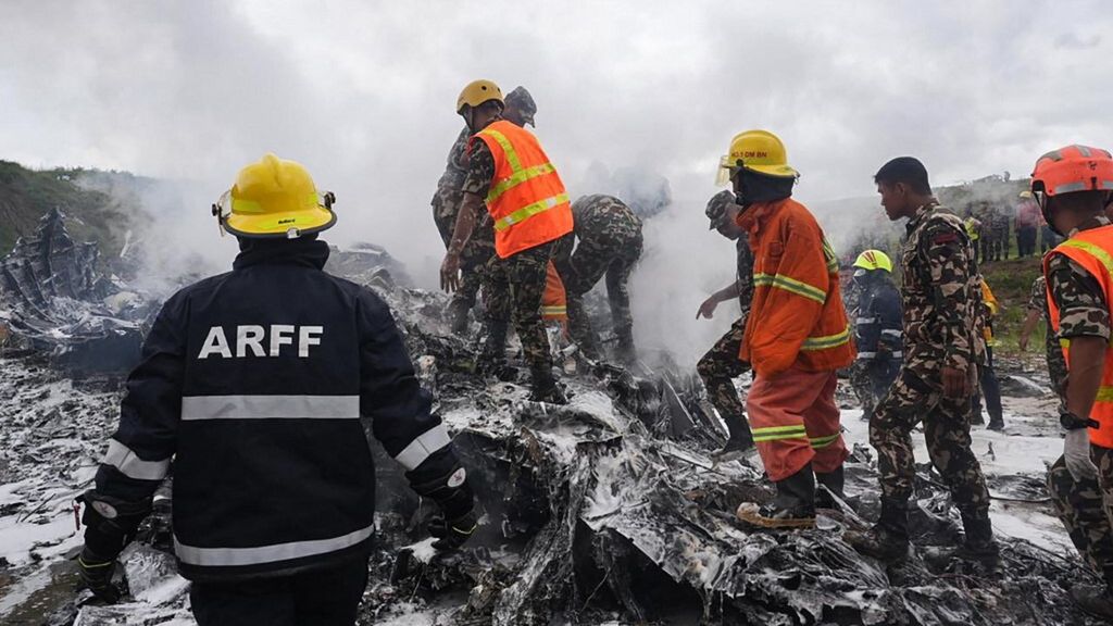 Aereo con 19 persone precipita al decollo a Kathmandu. Solo il pilota è sopravvissuto