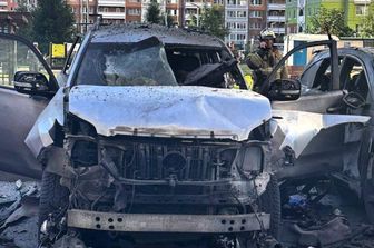 L'autobomba che a Mosca ha gravemente ferito un ufficiale della Difesa e la moglie
