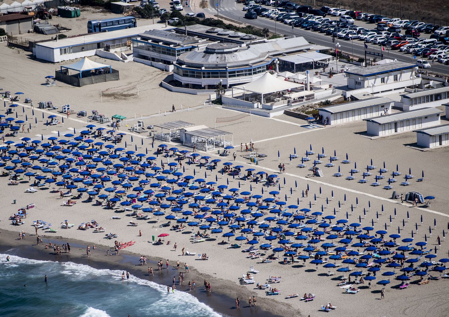 Le spiagge di Maccarese e Fregene sorvolate da un elicottero della polizia lo scorso week end da bollino rosso