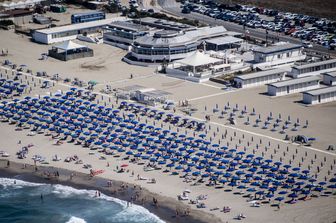 Le spiagge di Maccarese e Fregene sorvolate da un elicottero della polizia lo scorso week end da bollino rosso