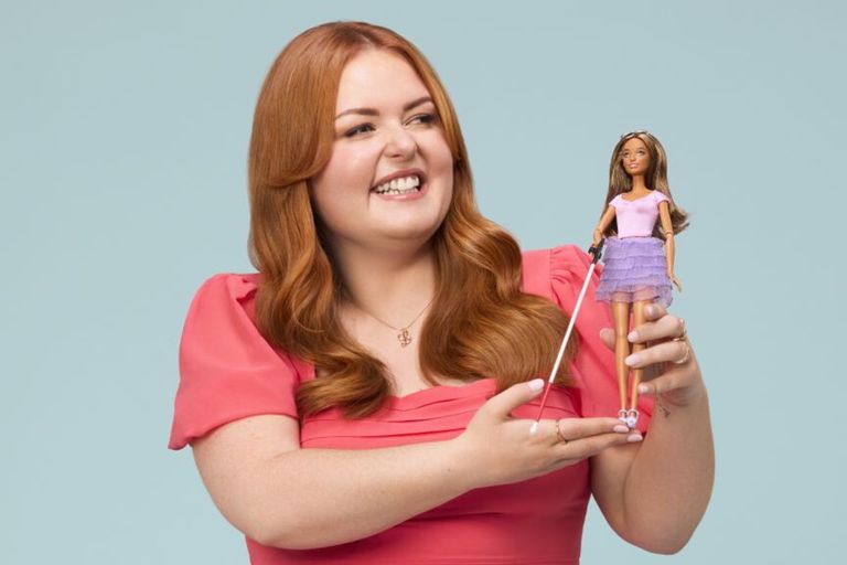 Lucy Edwards con la prima bambola Barbie cieca lanciata da Mattel