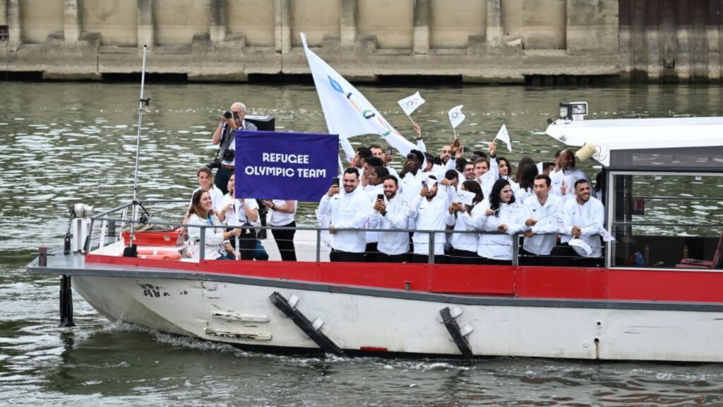 Macron apre i Giochi, grande festa sulla Senna. L'Italia sfila sotto la pioggia