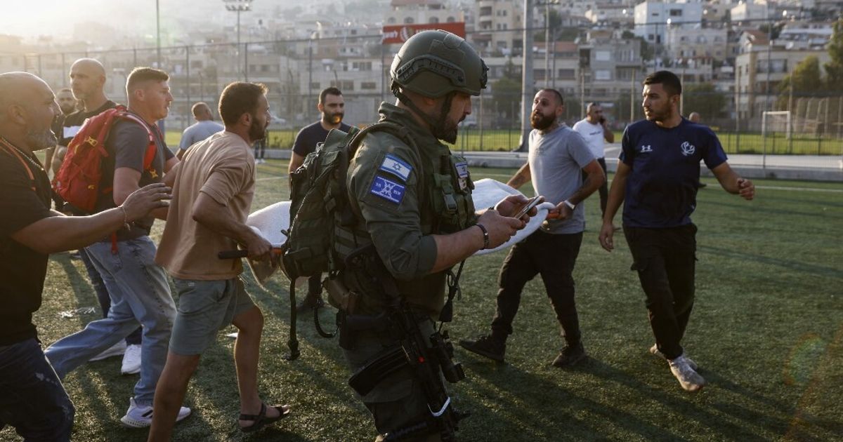 サッカー場にロケット弾、子供を含む10人死亡