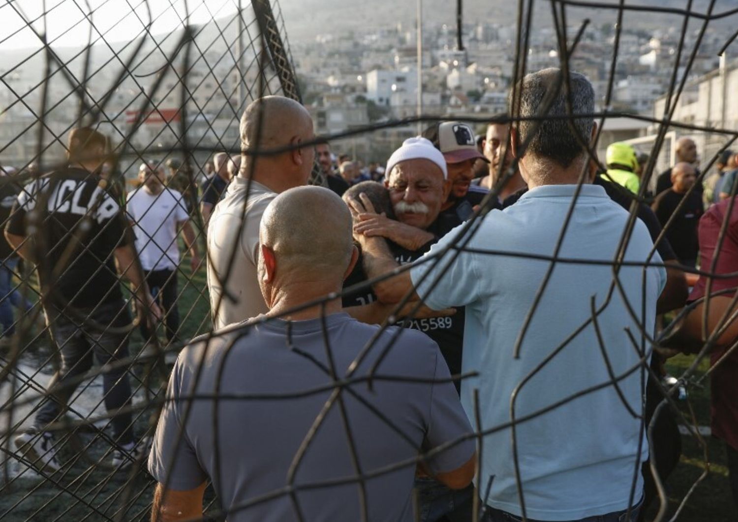 Il campo di calcio nel Golan dove è caduto il razzo