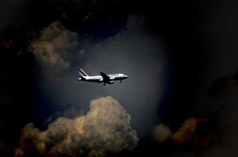 Un aereo durante una turbolenza