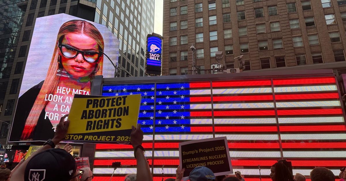 アレサ・フランクリンの曲に合わせてタイムズスクエアで反トランプデモ