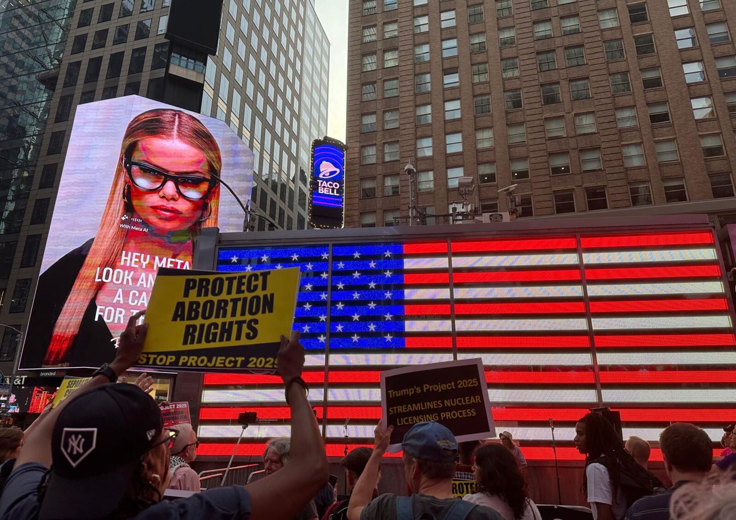 usa 2024 manifestazione anti trump a times square su note aretha franklin