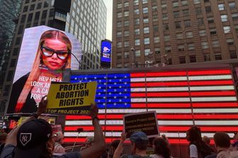 usa 2024 manifestazione anti trump a times square su note aretha franklin