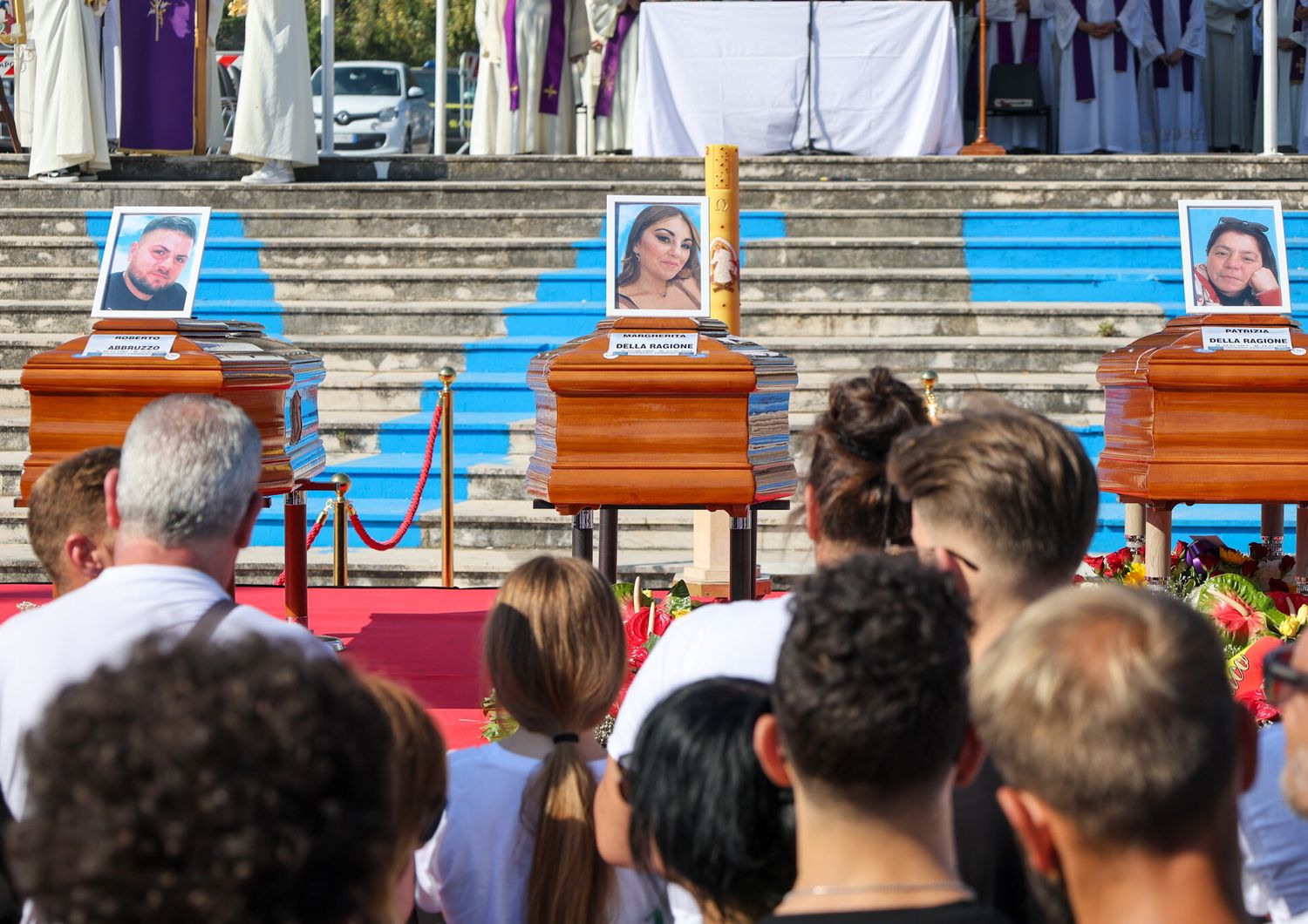 Napoli, funerali per le tre vittime del crollo di un ballatoio della Vela Celeste a Scampia