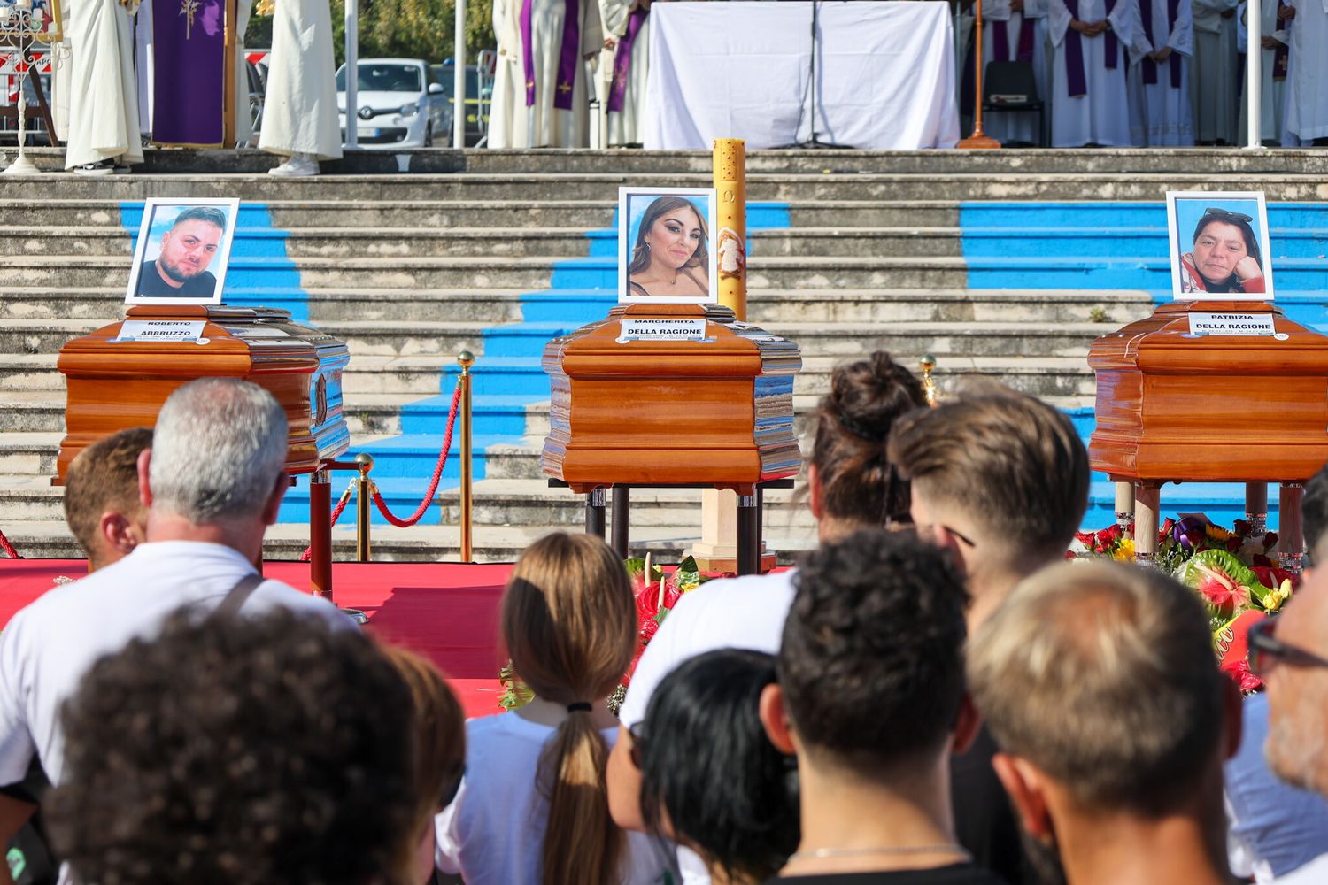 Napoli, funerali per le tre vittime del crollo di un ballatoio della Vela Celeste a Scampia