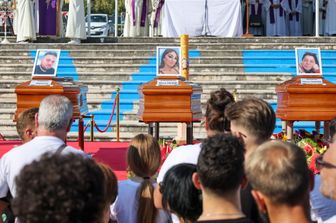 Napoli, funerali per le tre vittime del crollo di un ballatoio della Vela Celeste a Scampia