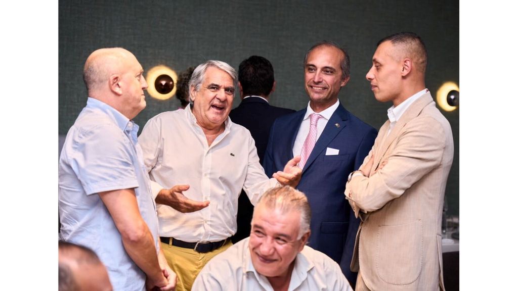 Inauguration du point de vente à Tripoli, avec le directeur général de l'Antica pizzeria da Michele dans le monde, Francesco De Luca, et l'Ambassadeur d'Italie à Tripoli, Gianluca Alberini.