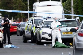 uomo armato di coltello in centro infanzia inghilterra bambini morti e feriti