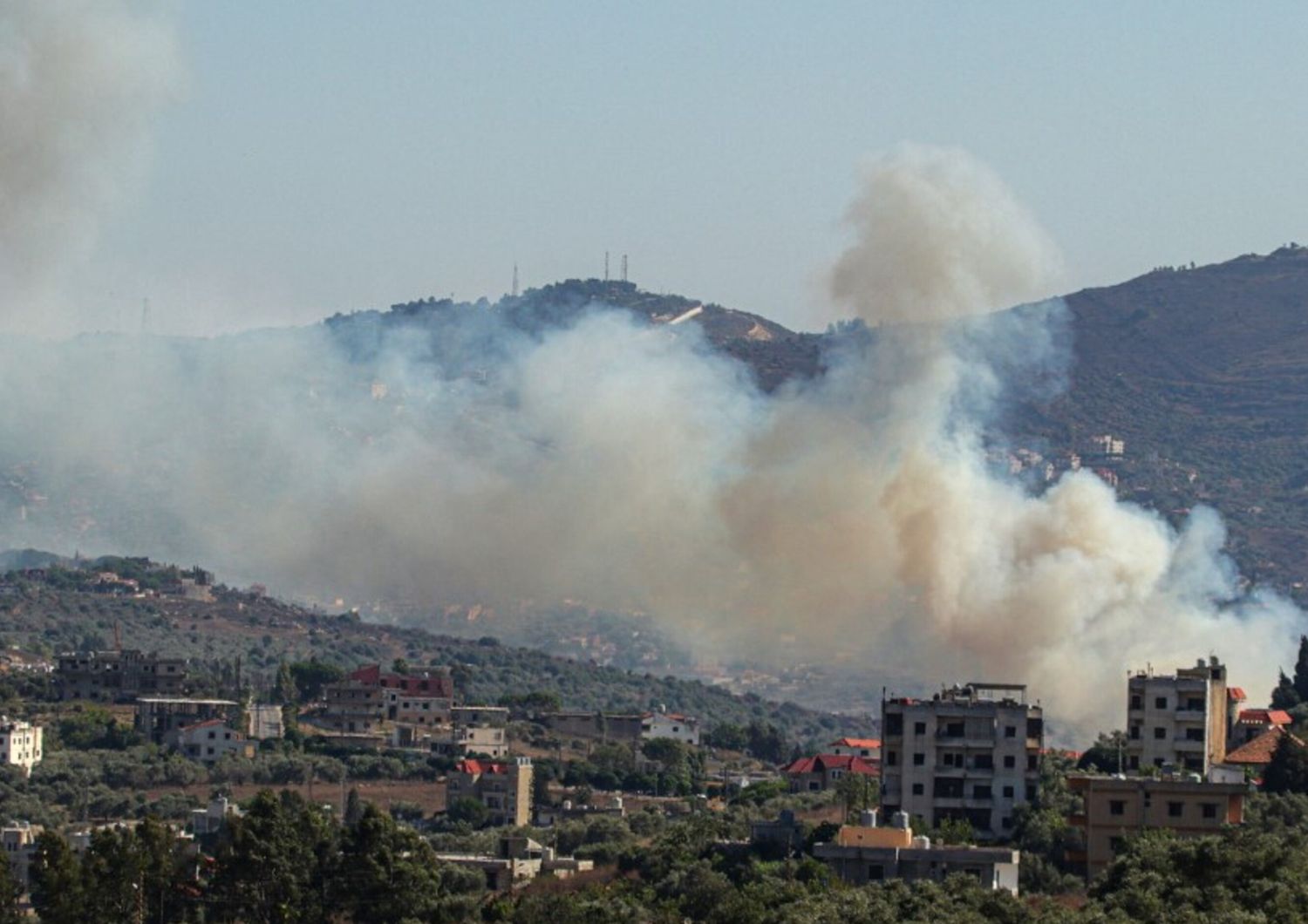 Fumo da un sito preso di mira dall'esercito israeliano nel villaggio di confine libanese di Kafr Kila, il 29 luglio 2024, nel corso degli scontri transfrontalieri tra le truppe israeliane e i combattenti di Hezbollah