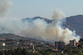 Fumo da un sito preso di mira dall'esercito israeliano nel villaggio di confine libanese di Kafr Kila, il 29 luglio 2024, nel corso degli scontri transfrontalieri tra le truppe israeliane e i combattenti di Hezbollah