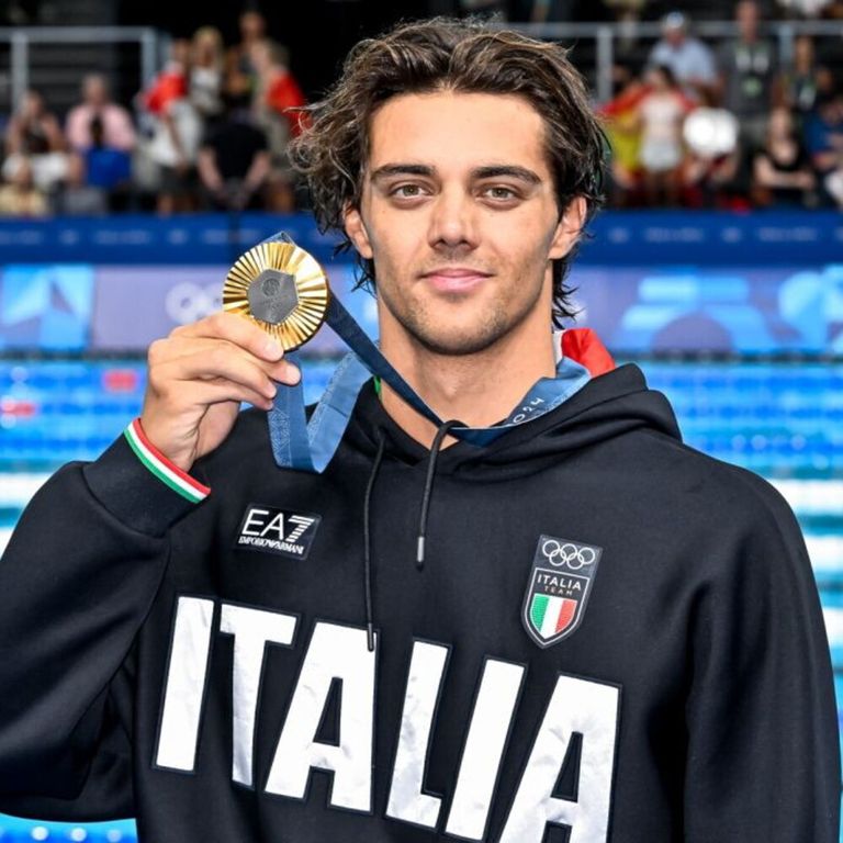 Thomas Ceccon con la medaglia d'oro