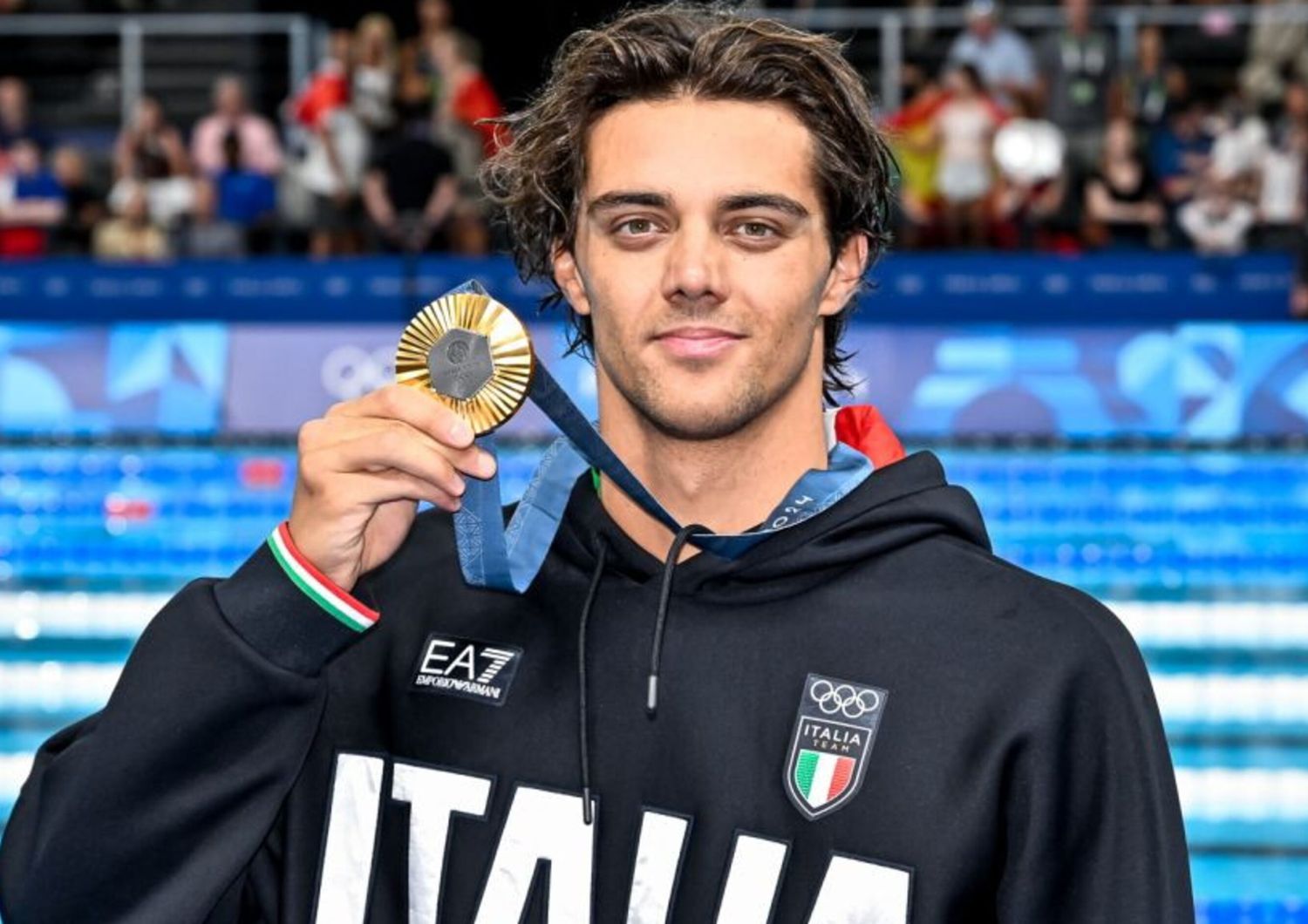 Thomas Ceccon con la medaglia d'oro