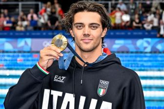 Thomas Ceccon con la medaglia d'oro