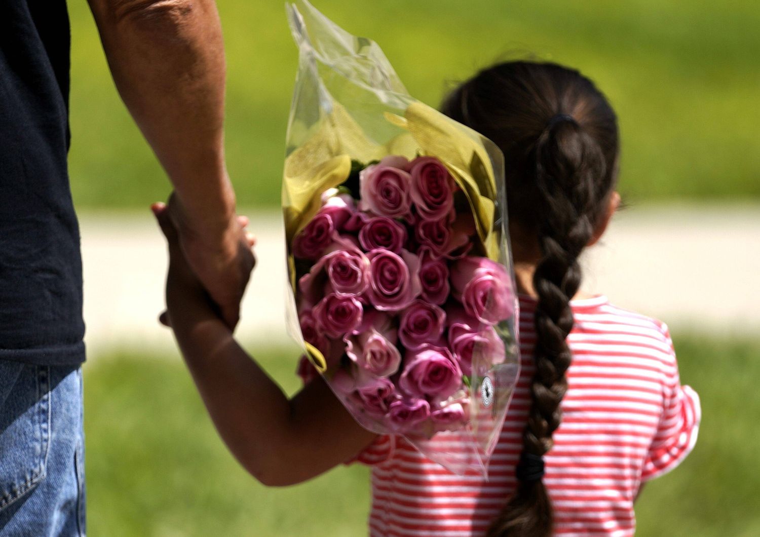 I fiori per ricordare una piccola amica scomparsa