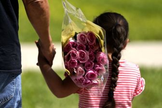 I fiori per ricordare una piccola amica scomparsa