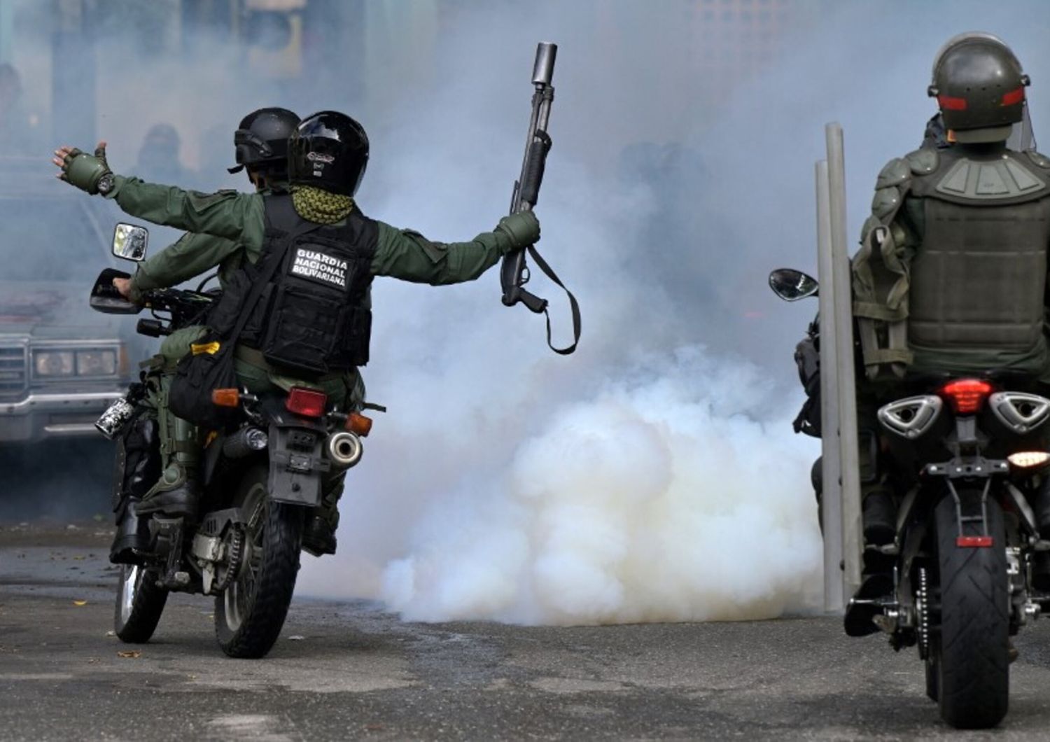 Le proteste dei manifestanti a Caracas contro la rielezione del presidente Maduro