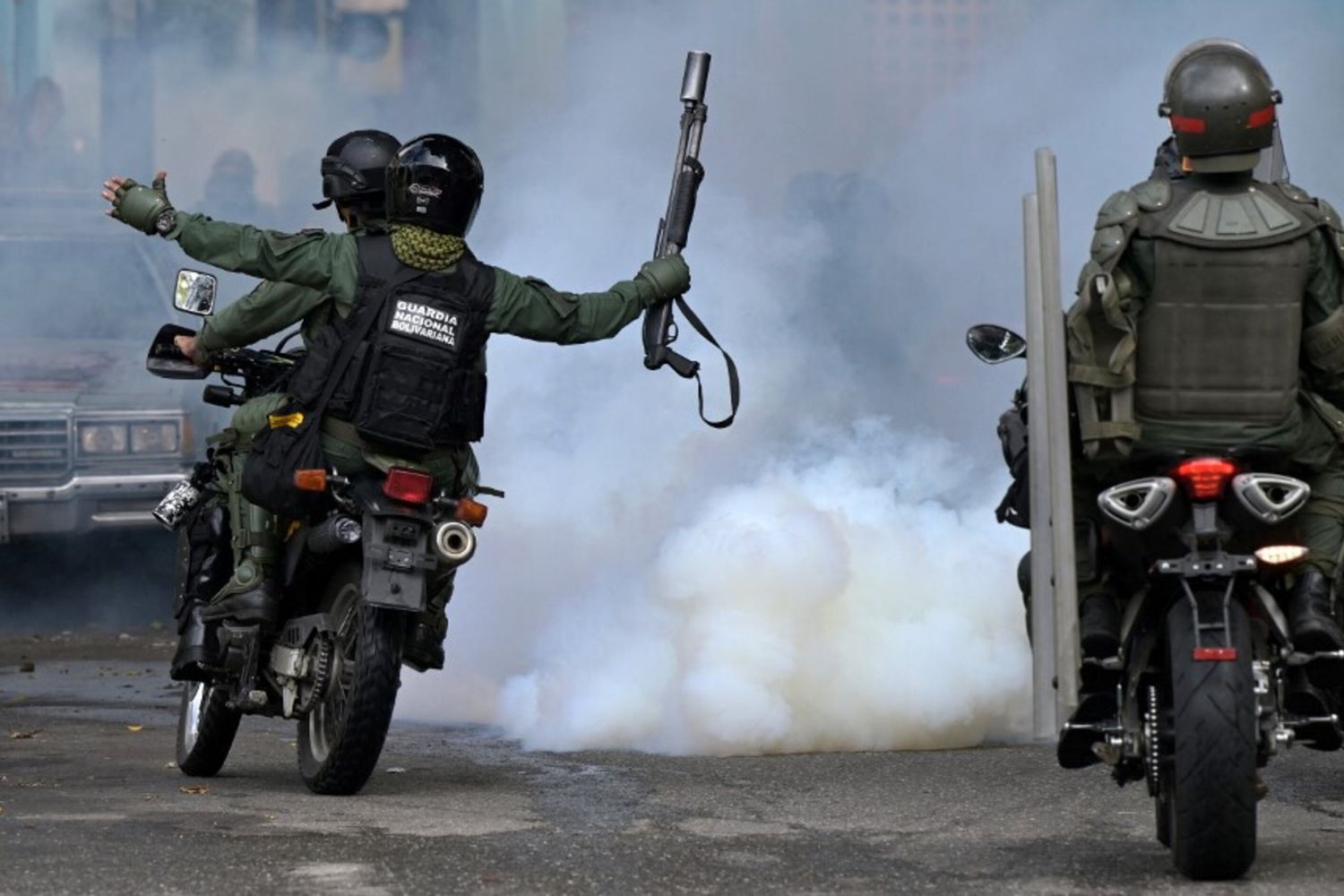 Le proteste dei manifestanti a Caracas contro la rielezione del presidente Maduro