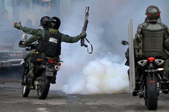 Le proteste dei manifestanti a Caracas contro la rielezione del presidente Maduro