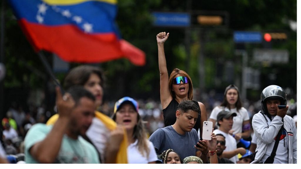 Gli oppositori alla rielezione di Maduro scendono in piazza a Caracas