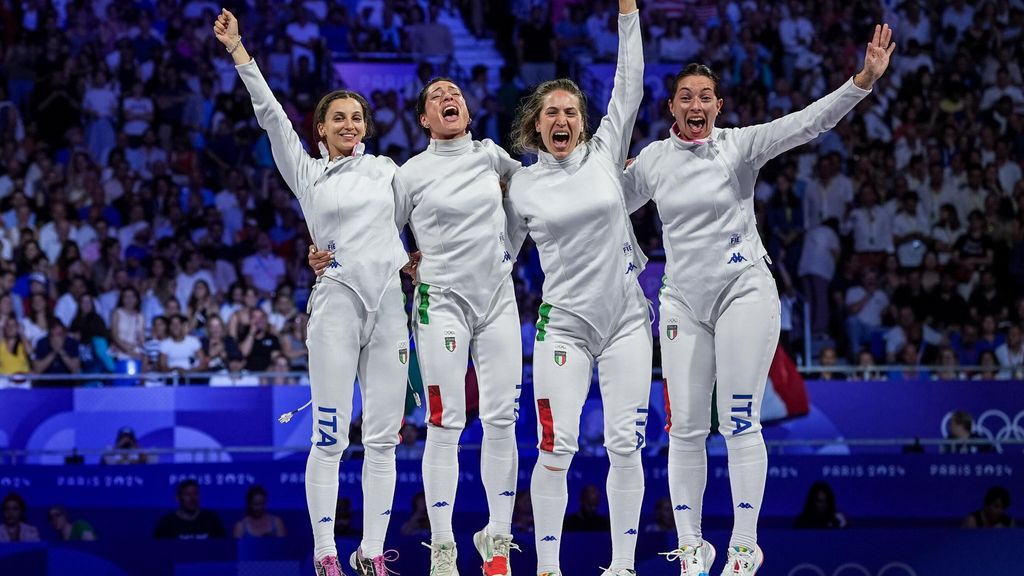 La felicità della squadra femminile di spada