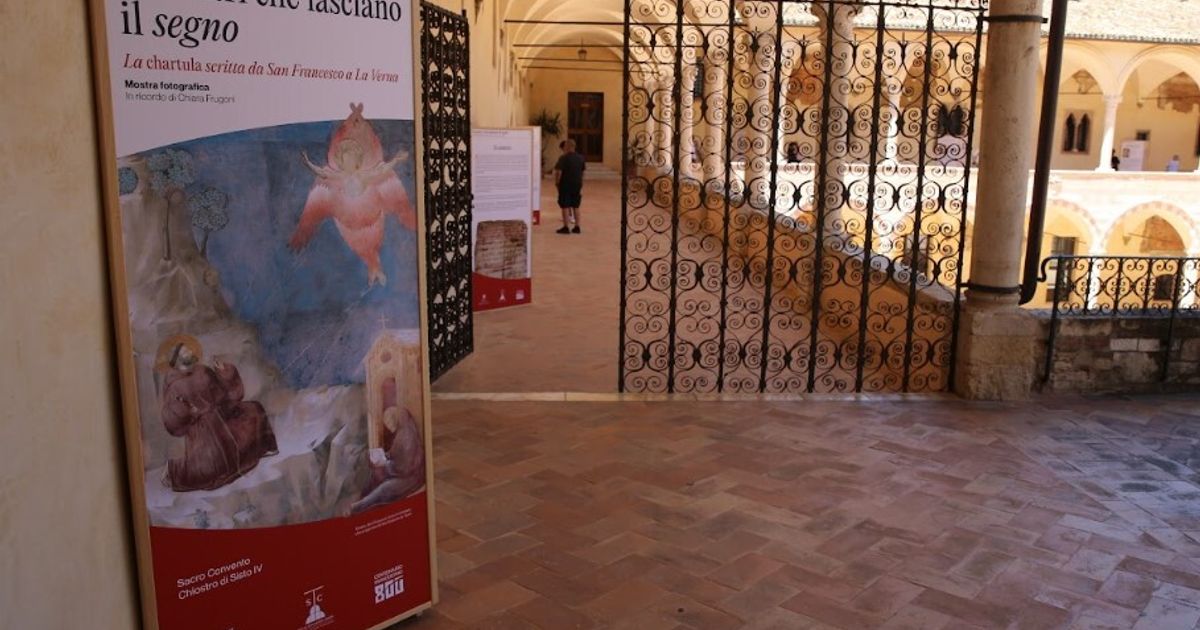 L’exposition photographique « Des rencontres qui laissent des traces » est inaugurée.  La chartula écrite par saint François à La Verna”