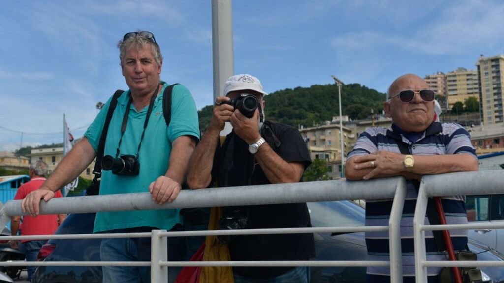 Des spectateurs dans le port de  Gênes , 2024