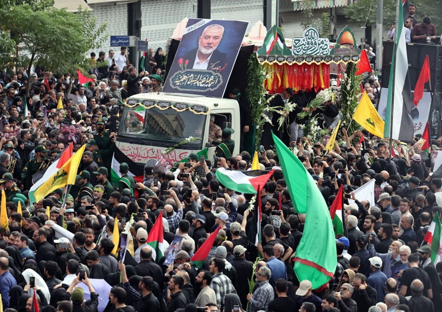 Manifestanti durante il funerale di Ismail Haniyeh