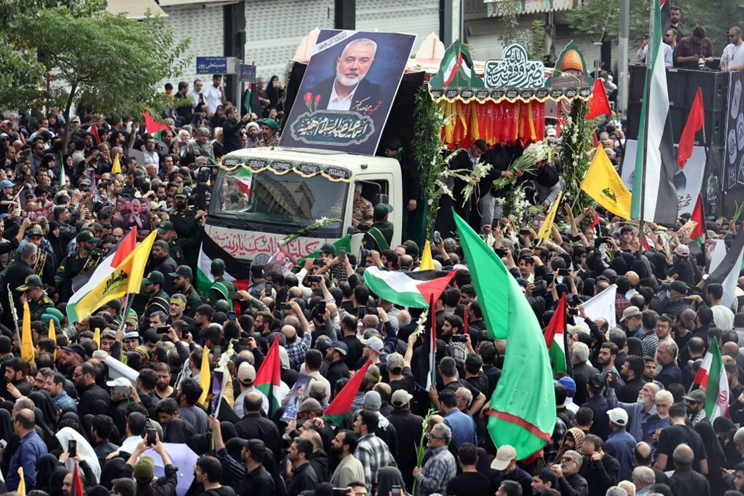 Manifestanti durante il funerale di Ismail Haniyeh