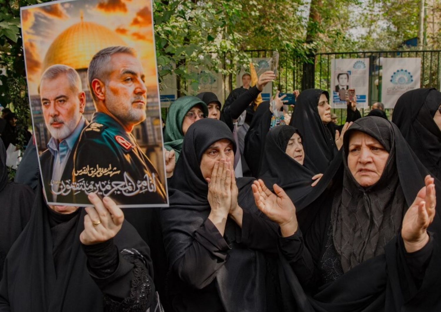 Cittadini iraniani a un corteo funebre a Teheran per il leader di Hamas Ismail Haniyeh, ucciso in un attacco israeliano il 31 luglio mentre partecipava al giuramento del nuovo presidente