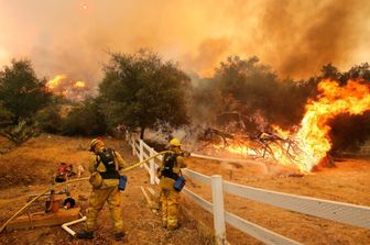 I vigili del fuoco di Stockton, California, spengono le fiamme su Hidden Valley Rd. mentre combattono un incendio boschivo (venerdì 3 maggio 2013)