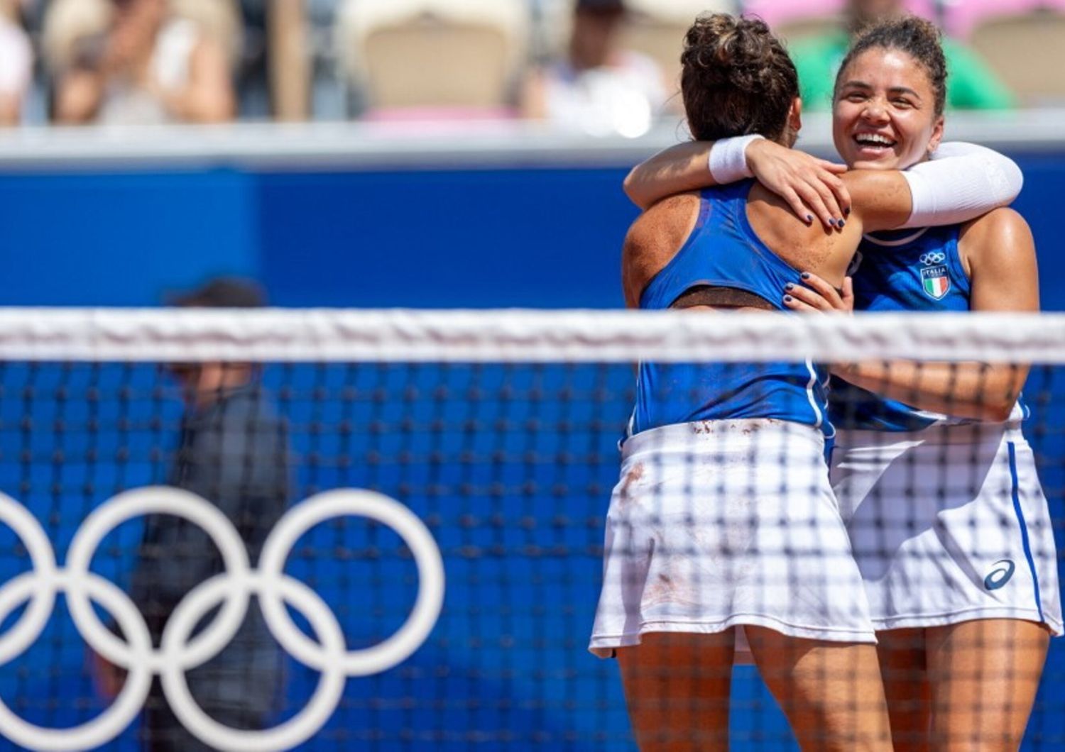 Sara Errani (di spalle) abbraccia Jasmine Paolini